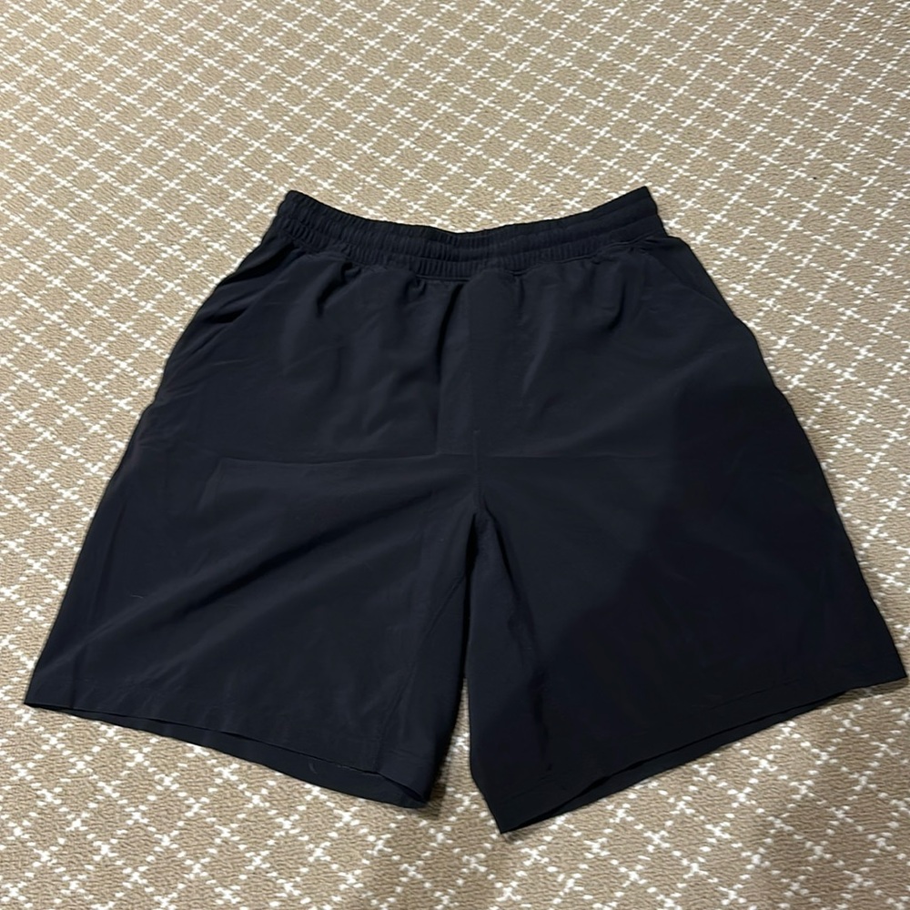 Men’s Lululemon workout shorts size small 6 inch